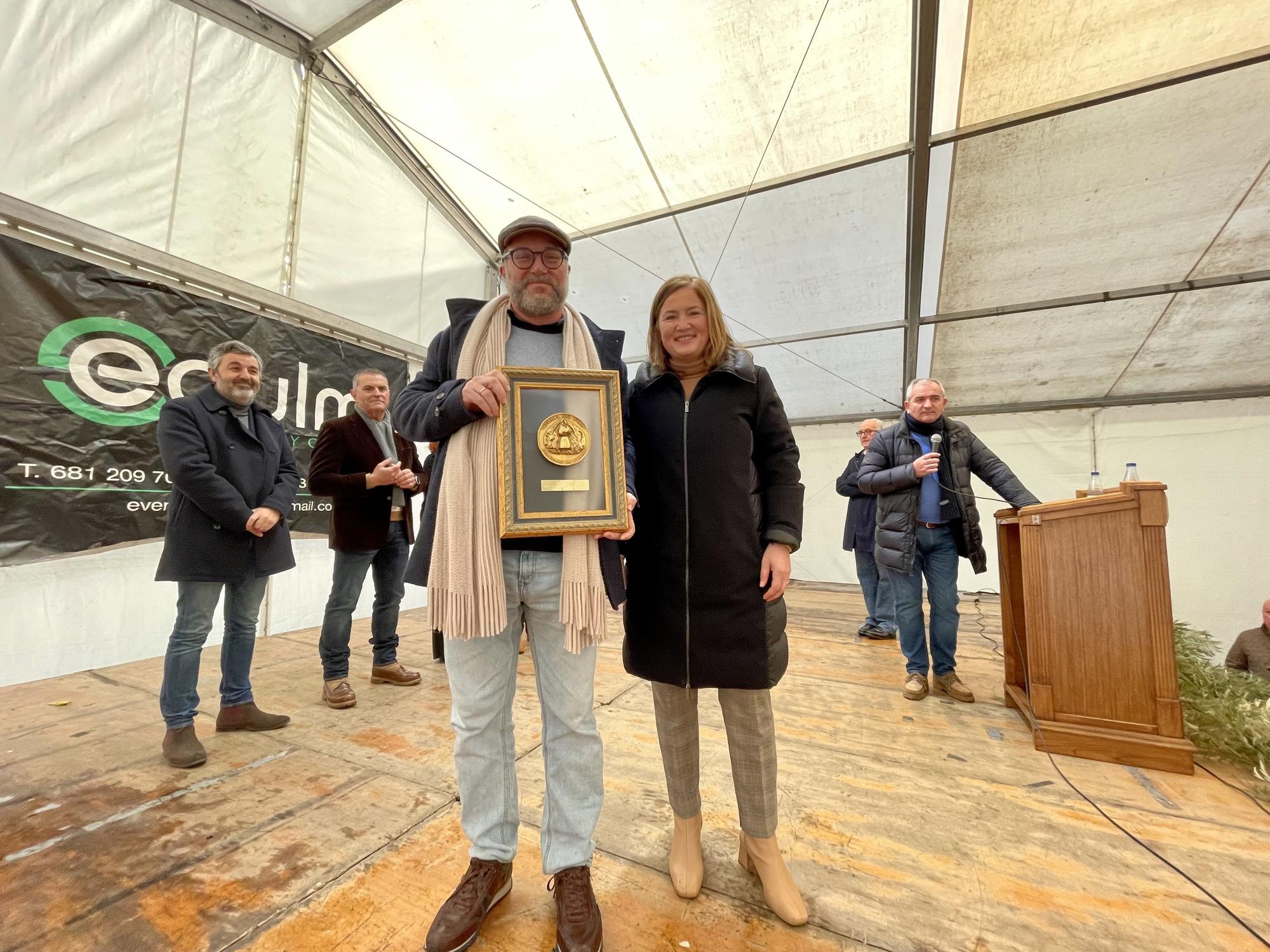 Lluis Nel Estrada recoge el galardón "Afuelga´l Pitu de Oro"