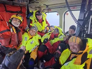 Gardacostas rescata a seis tripulantes de un velero estonio a 150 millas de la costa de Galicia