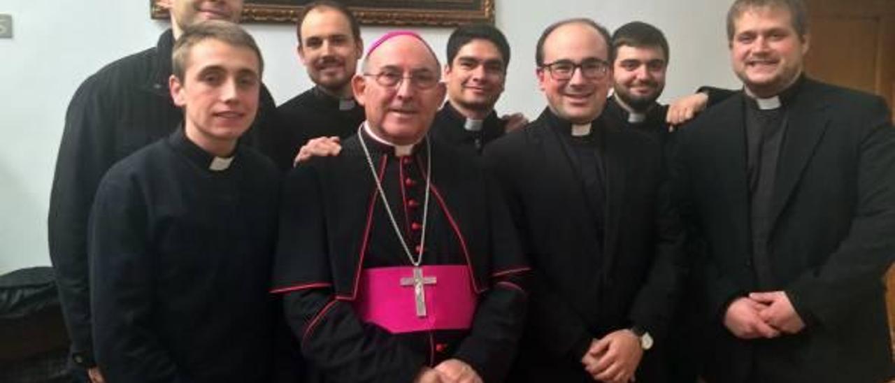 Los siete nuevos sacerdotes junto al obispo de la diócesis de Segorbe-Castelló.