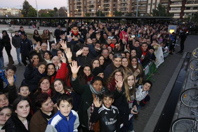 Aficionados esperan en la estación la llegada del Real Madrid a Córdoba