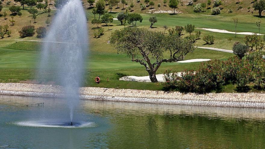 Riego con agua regenerada en un campo de golf de la Costa del Sol. | LA OPINIÓN