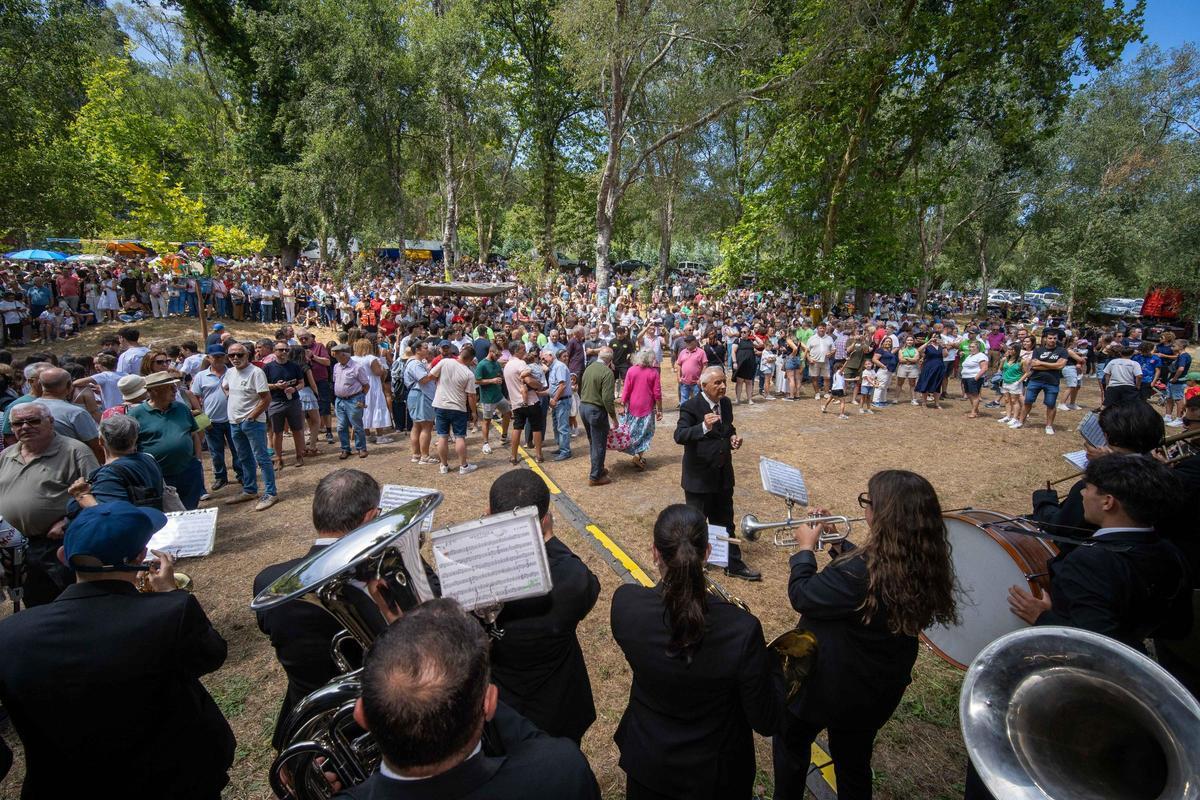 A Banda de Música Eduardo Pondal interpretou o 'Himno a San Fins'.