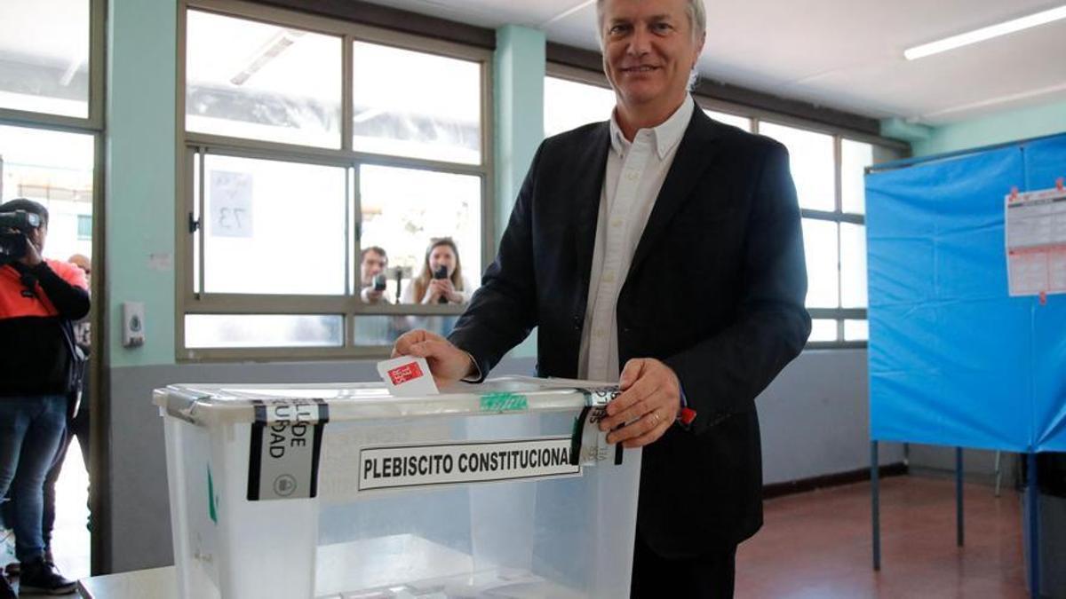 El candidato presidencial del ala derecha del Partido Republicano chileno, Jose Antonio Kast, durante la votación del referendum constitucional.