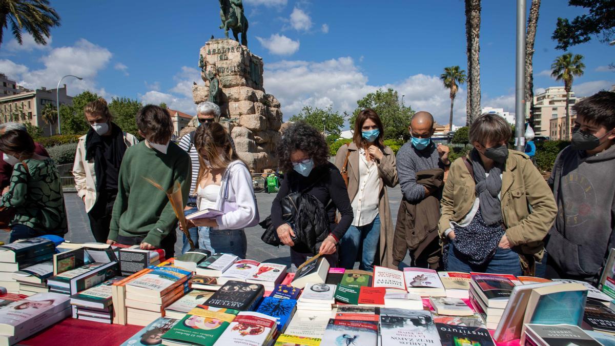 Sant Jordi arranca en Palma animado y con buen ritmo de ventas