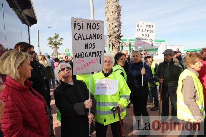 Los vecinos de Los Alcázares salen a manifestarse