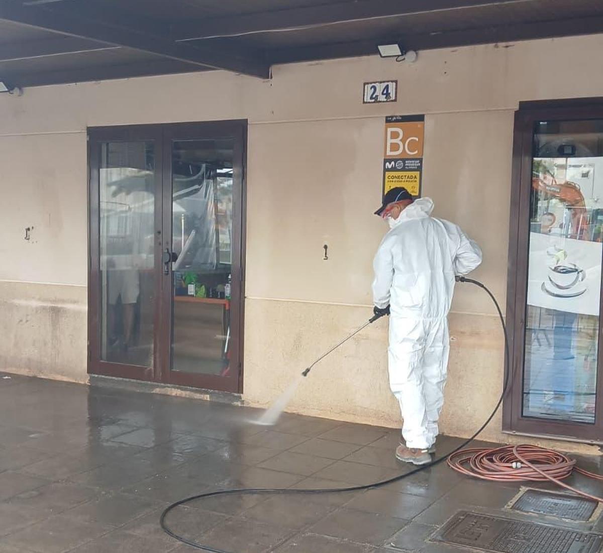 Un operario limpia los restos de aguas fecales en Argana Alta, tras el reventón de una tubería en la calle Tajaraste con Campoamor, en Arrecife