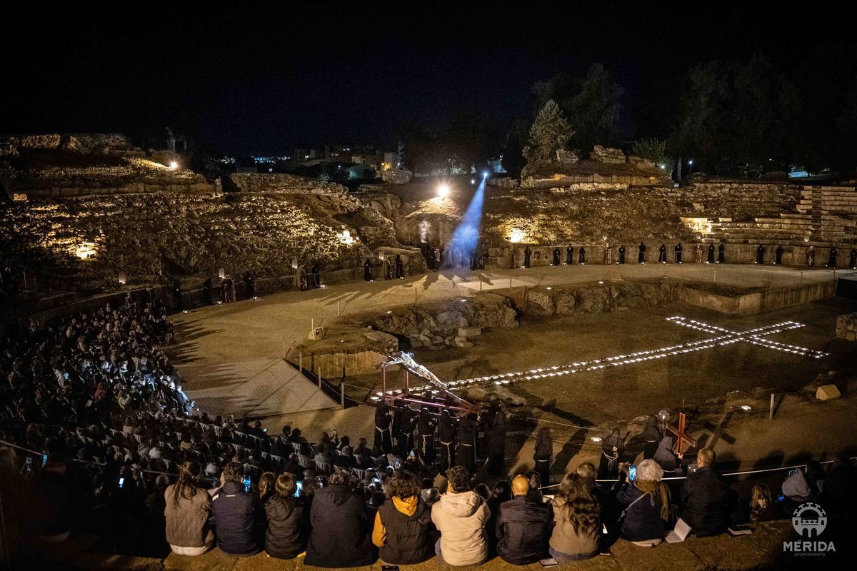 Fotogalería | Mérida se estremece con un multitudinario Vía Crucis en el Anfiteatro Romano