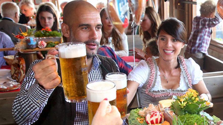 Guardiola y su esposa, en la Oktoberfest.