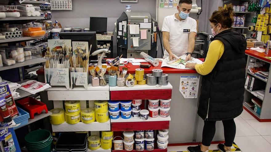 Una mujer compra en una tienda.