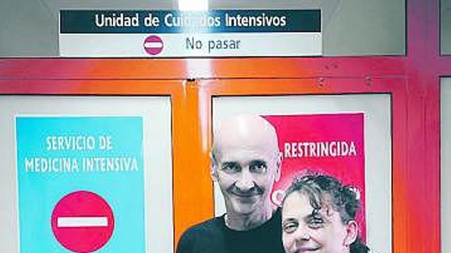 El capitán Savic y su mujer, Dubravka, en el Hospital Central de Asturias.