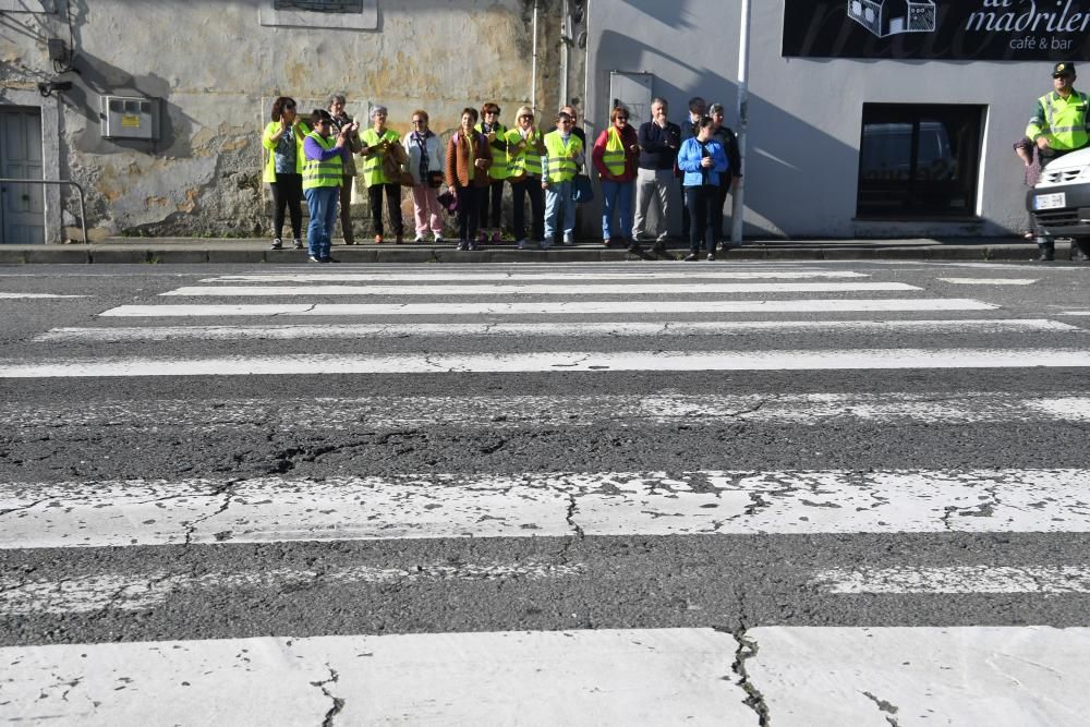 Vecinos de Guísamo cortan el tráfico en el lugar del atropello