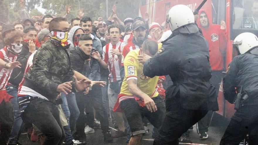 Multas de hasta 15.000 euros para 26 aficionados por los disturbios del pasado derbi