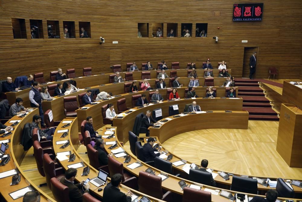 Escaños vacíos en Las Corts por el Día de la Mujer