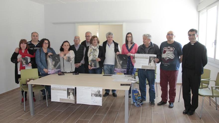 Miembros de las cinco cofradías,representantes del Concello y el párroco de Cangas, en la presentación.// Santos Álvarez