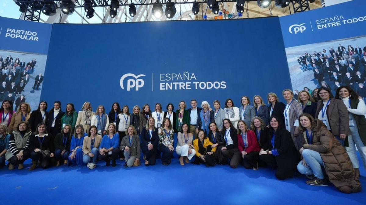 Las candidatas a las municipales del PP con Feijóo en Valencia.