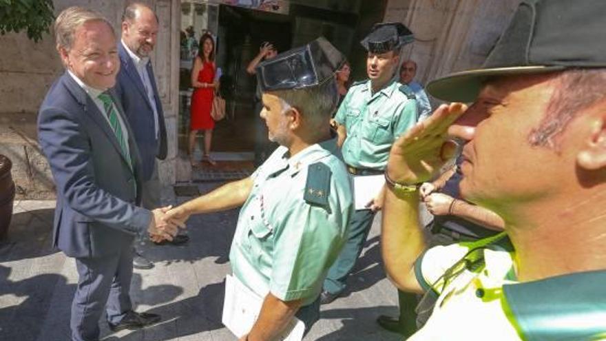 Un guardia civil saluda a Juan Carlos Moragues a su llegada al Ayuntamiento de Orihuela.