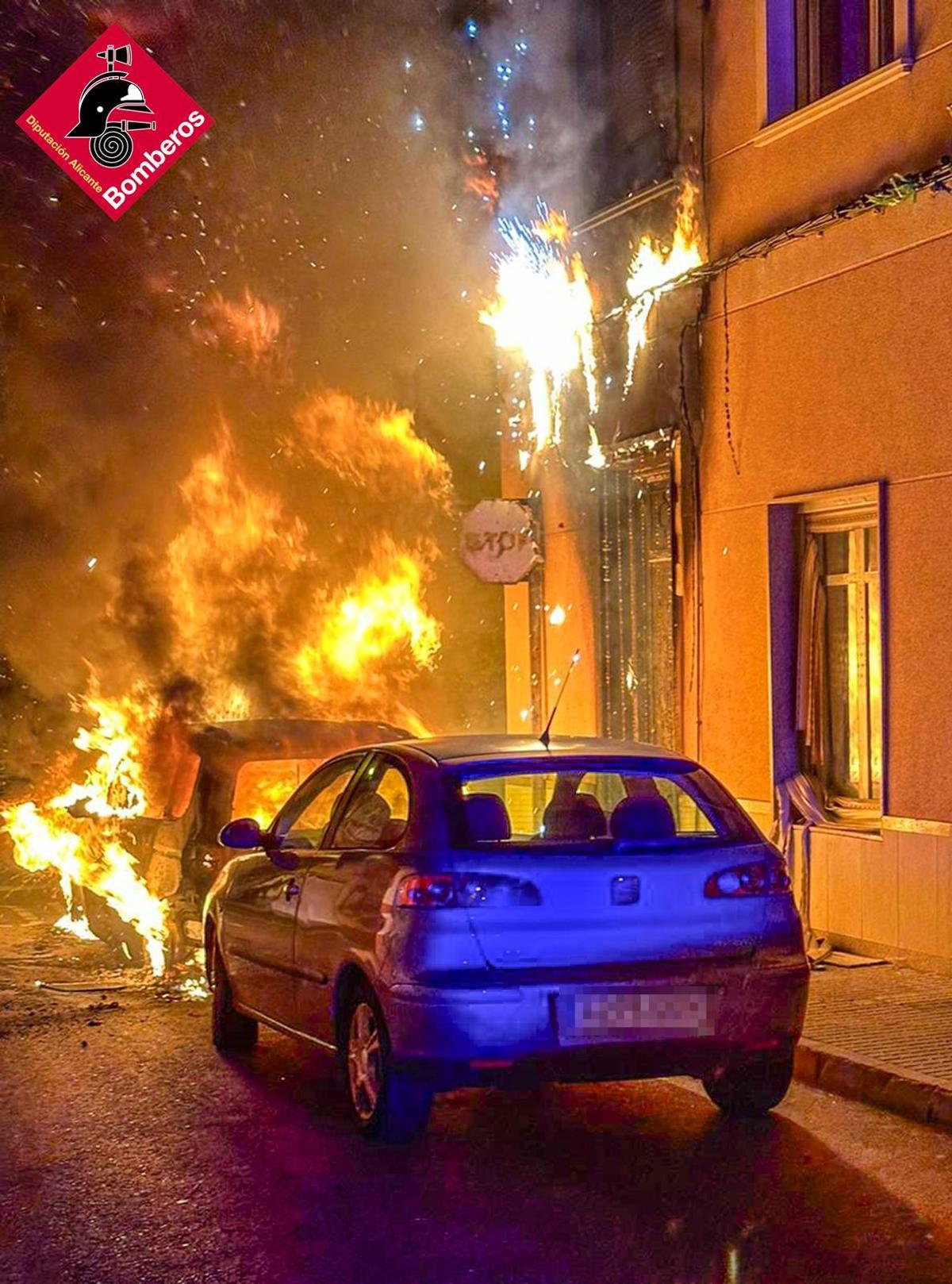 El vehículo en llamas en la calle Covadonga en Novelda.