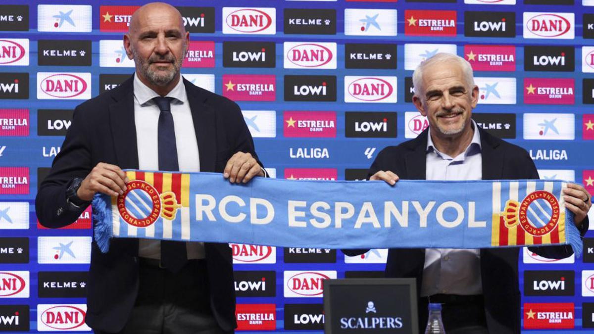 Monchi llueix la bufanda de l’Espanyol al costat d’Alan Pace, ahir a Cornellà.  | VALENTÍ ENRICH