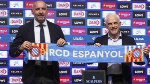 Monchi llueix la bufanda de l’Espanyol al costat d’Alan Pace, ahir a Cornellà.  | VALENTÍ ENRICH
