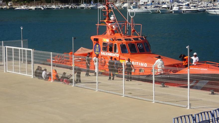 Una nueva patera eleva a cuatro las que han llegado hoy a la Marina Alta