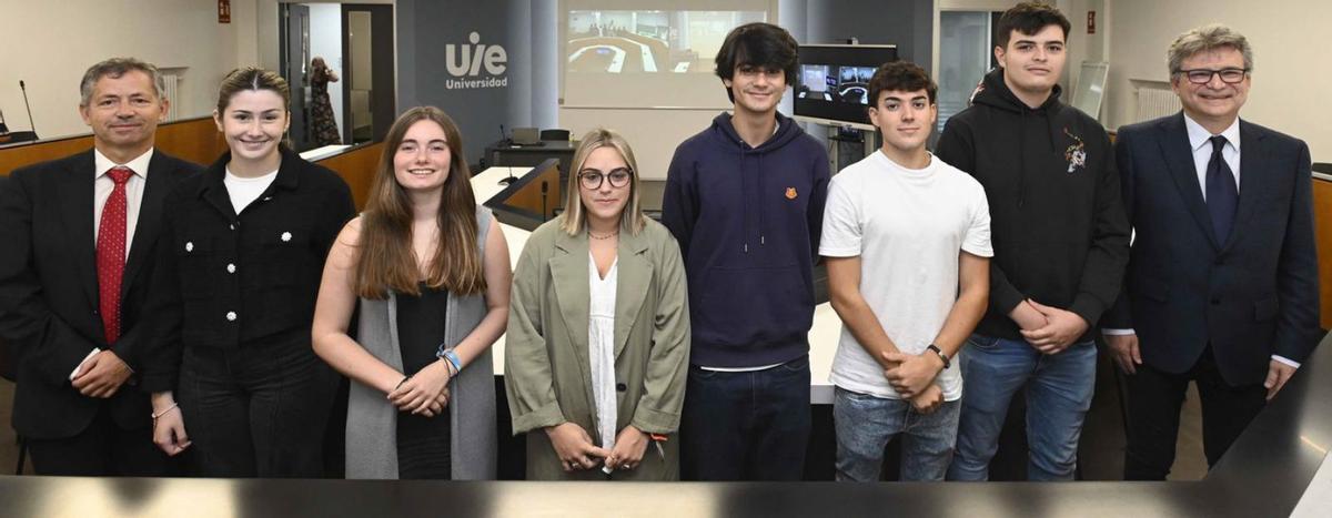 Alumnos del primer curso de la UIE, flanqueados por los rectores Álvaro Gómez y Eladio Dapena.   | // P.H.G.