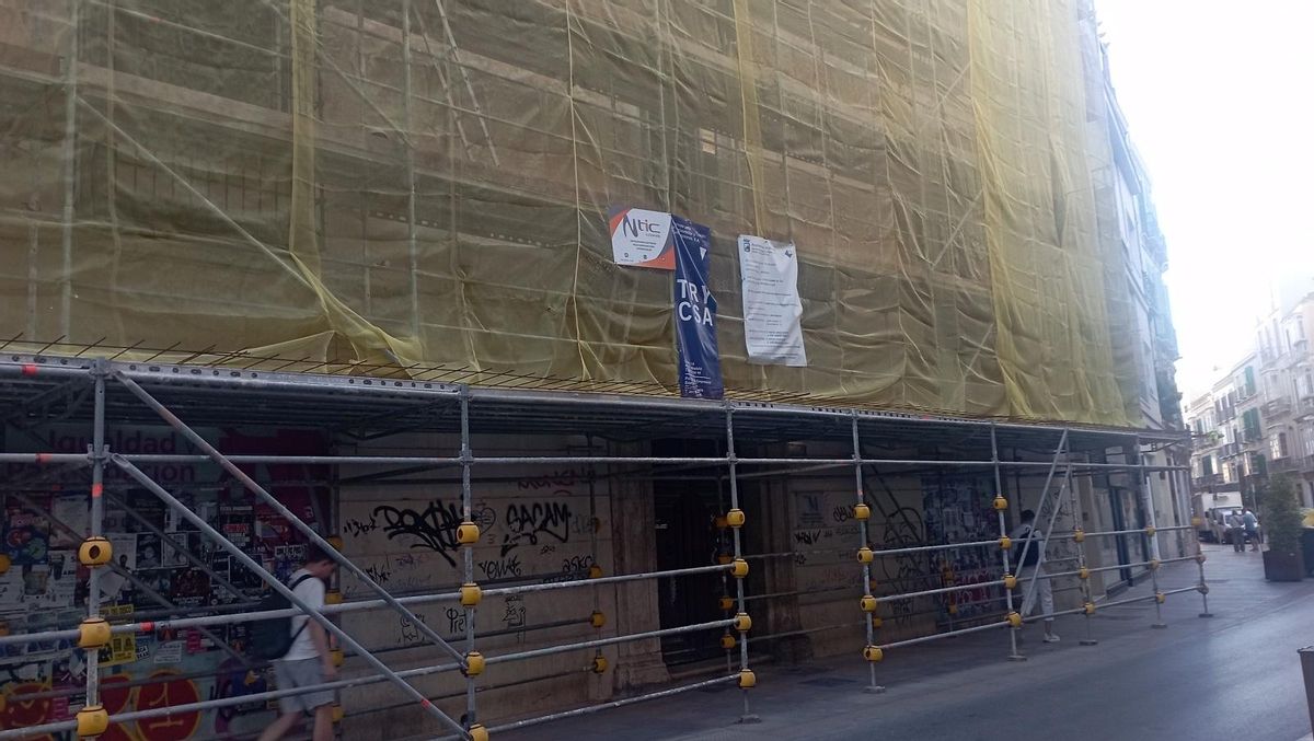 El 60 de la calle Carrretería, en obras ayer.