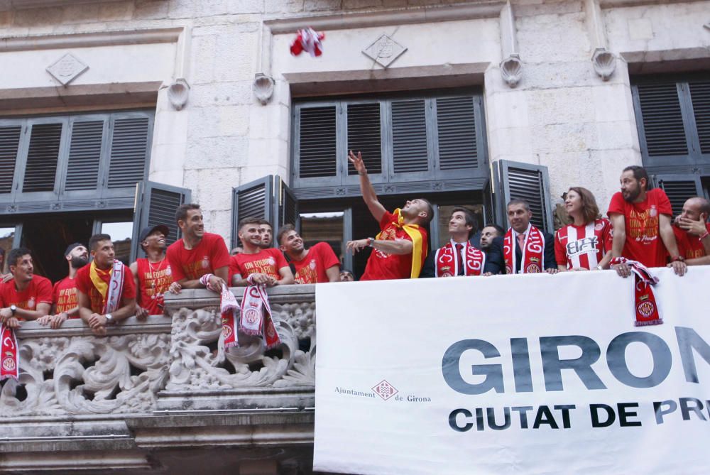 Parlaments dels jugadors del Girona al balcó de l'ajuntament