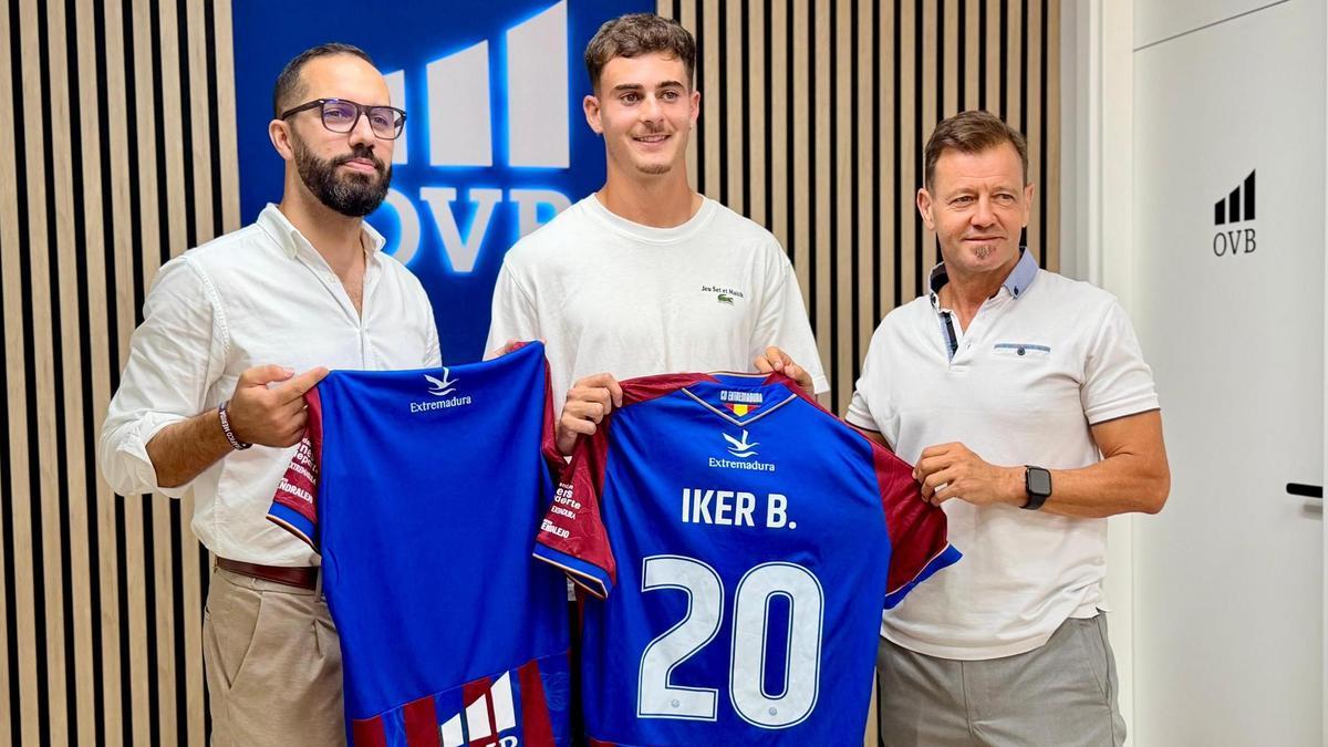 Jesús Gallardo, Iker Burgos y Manuel Mosquera, de izquierda a derecha, durante la presentación del jugador.
