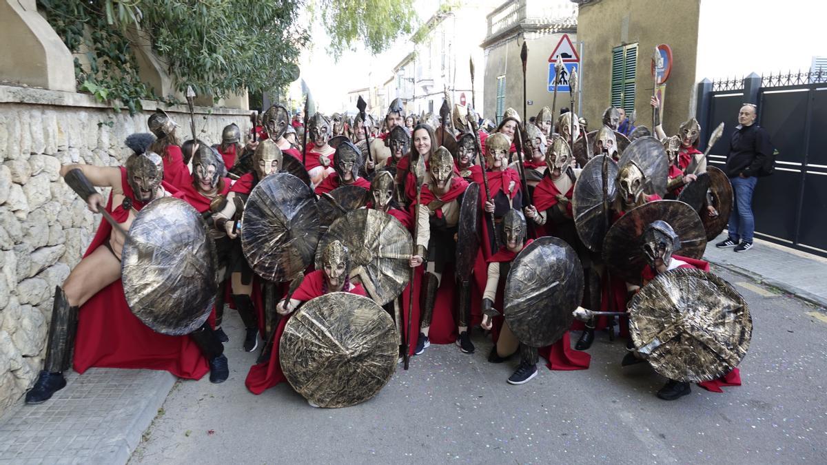 'Espartanos' en la rua de Calvià vila