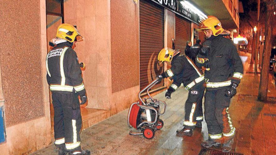 Los bomberos usan ventiladores en el fuego en Gabriel Maura.