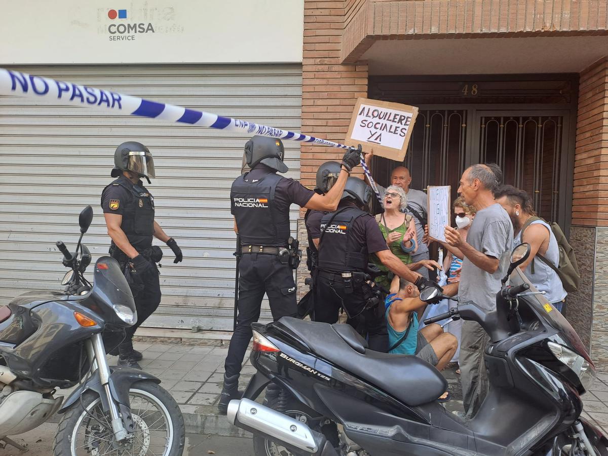 Vecinos y activistas han intentado parar el desalojo de la familia