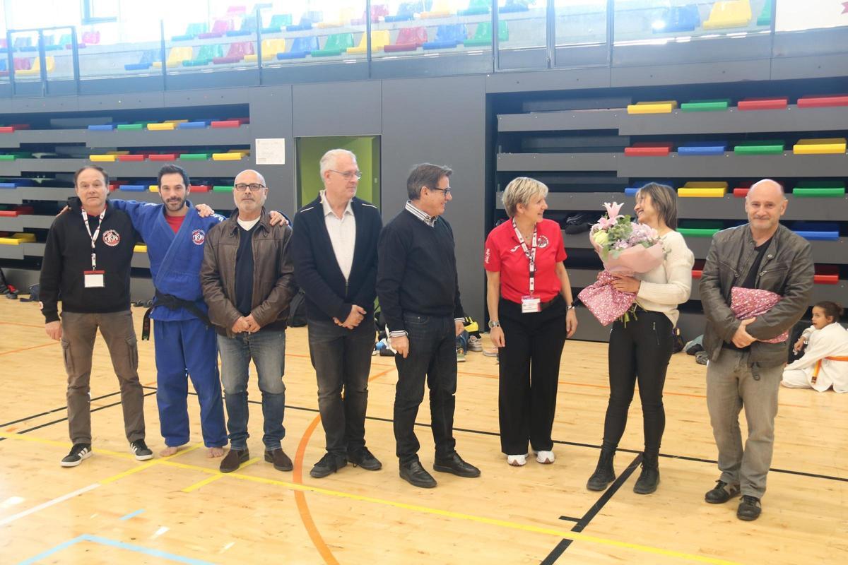 L’alcalde de Martorell, Xavier Fonollosa, i els regidors Gerard Mimó i Mario Céspedes van lliurar un ram de flors a la família de David Ruiz Guijarro.