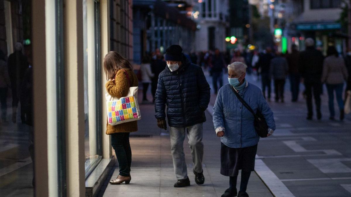 Una mujer mira un escaparate en Santa Clara.