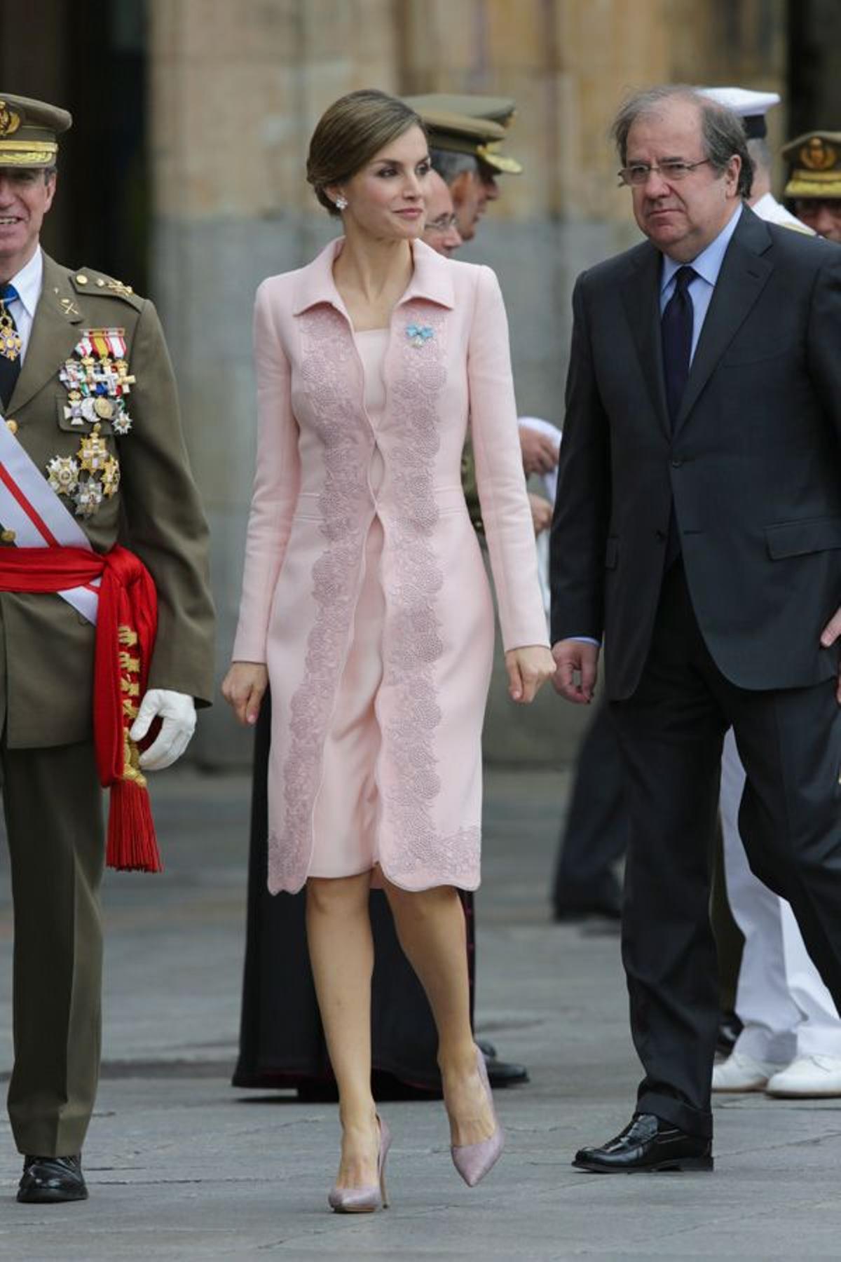 Letizia Ortiz en Salamanca con conjunto rosa