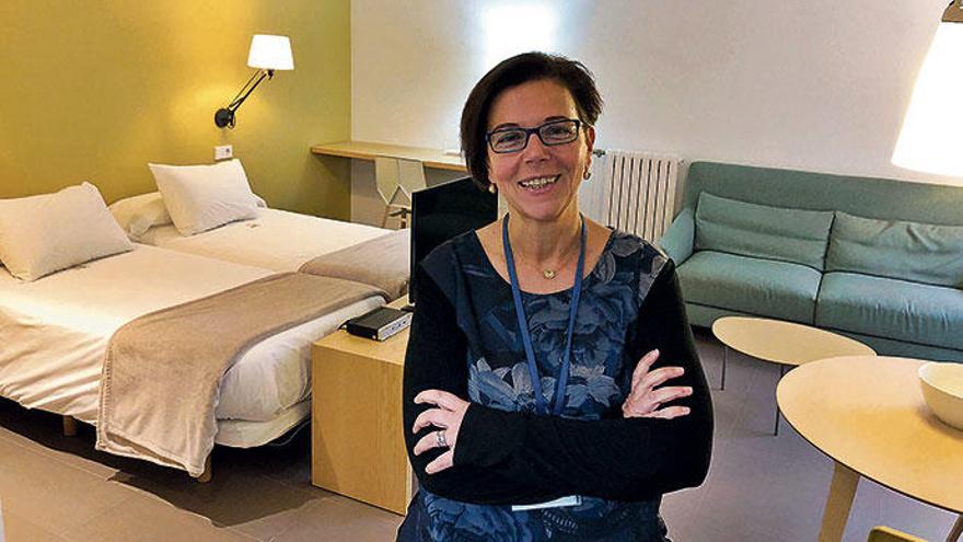 Regina Moll in einem der sanierten Apartments: Ein Fünftel der Wohnungen von Es Castellot wurde inzwischen renoviert.