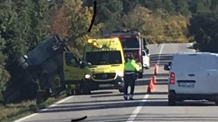 Un ferit en bolcar un camió a Calders