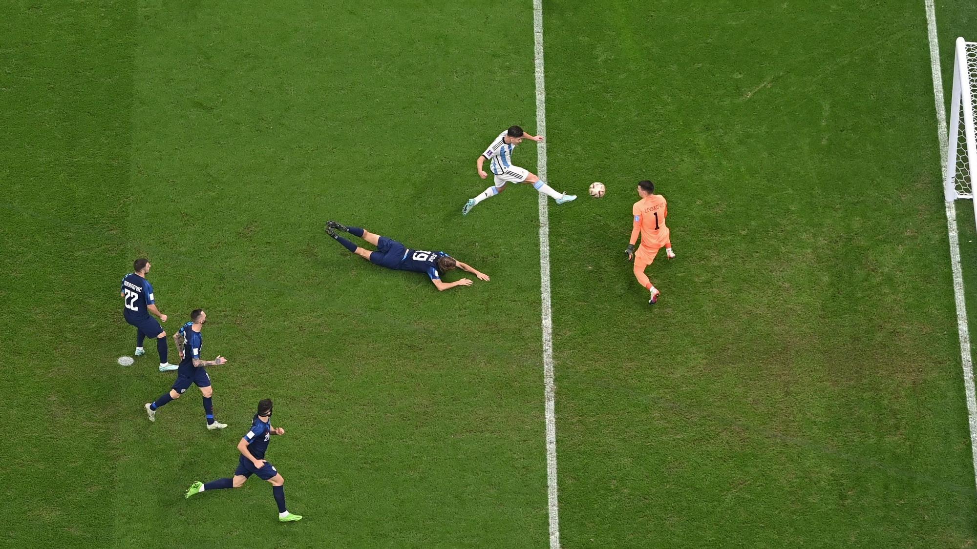 Julián Álvarez marca el 2-0 de Argentina a Croacia en la semifinal del Mundial.