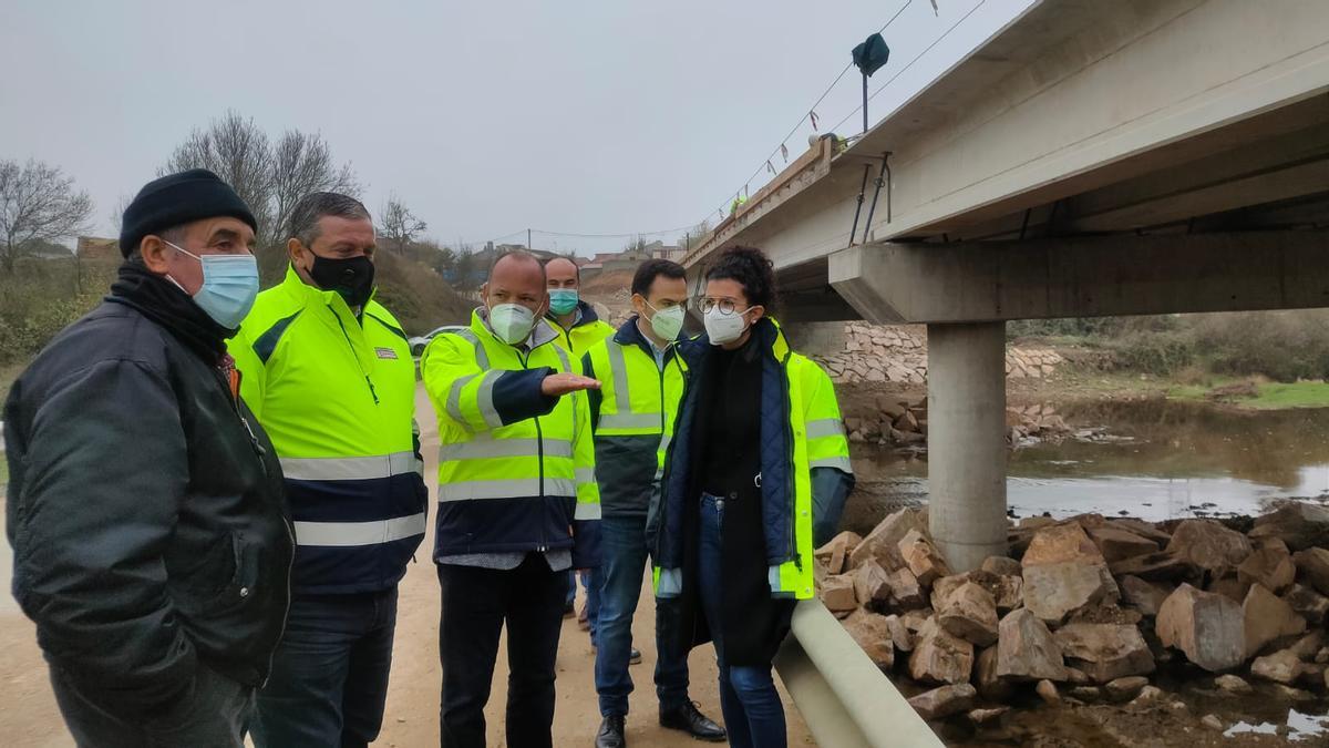 Visita institucional a las obras del nuevo puente en Domez de Alba.