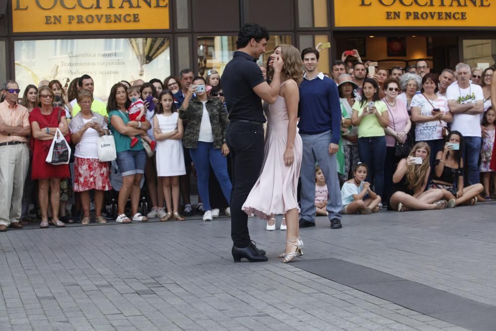 Los artistas del musical "Dirty dancing" hacen una exhibición en la calle en Gijón.