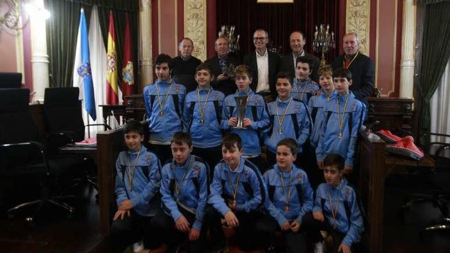 Los jugadores ayer en la recepción en el Concello de Ourense. // J.R.