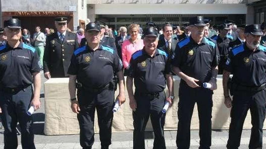 Agentes premiados ayer por llevar más de 25 años en el cuerpo.  // Fotos de Jesús de Arcos