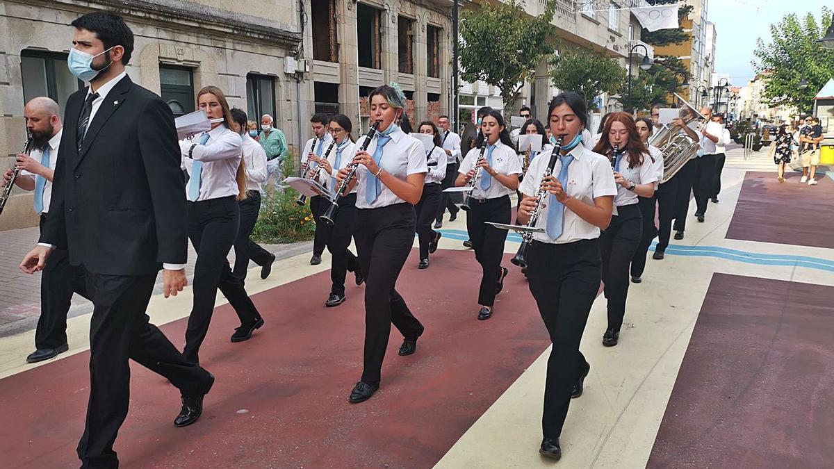 Un momento del pasacalles de ayer de la Banda de Música Belas Artes de Cangas.   | // SANTOS ÁLVAREZ