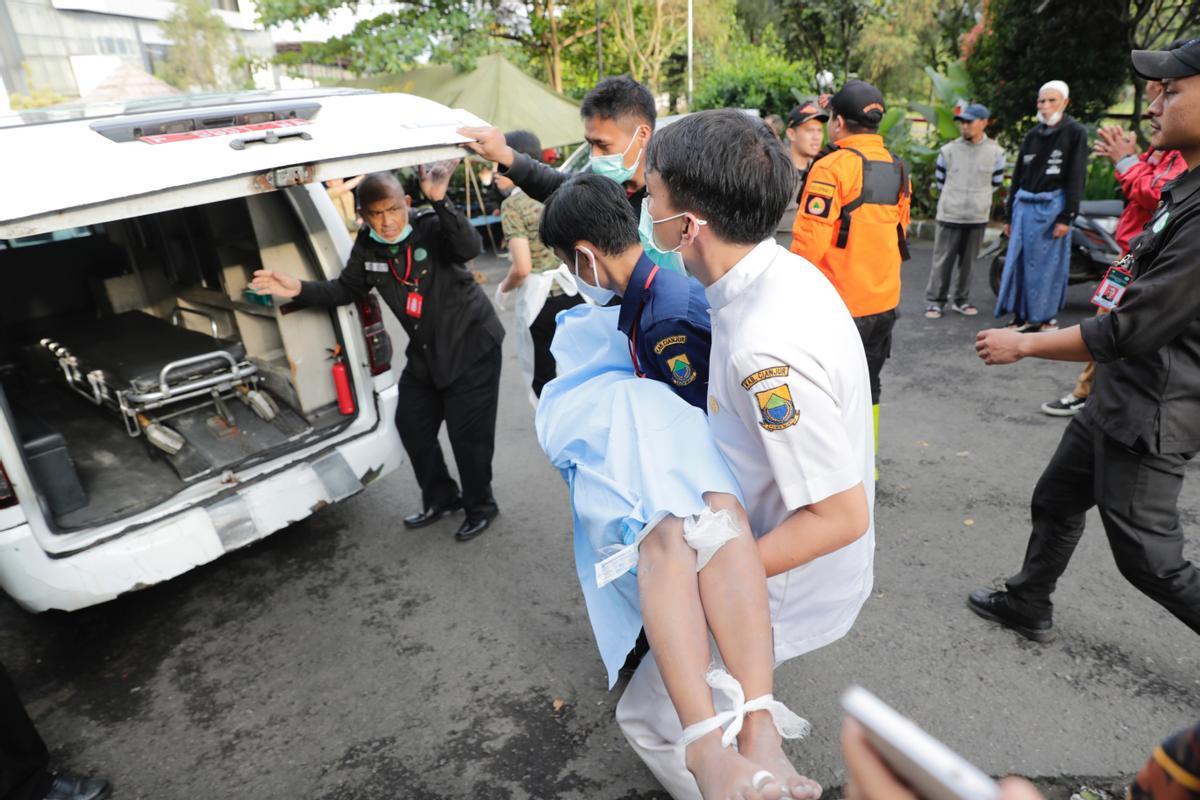 Un terremoto en la isla de Java (Indonesia) deja decenas de muertos