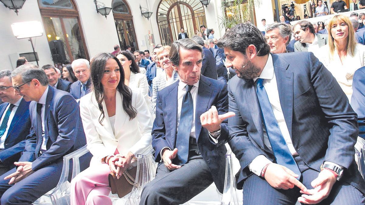 Carmen Conesa, José María Aznar y Fernando López Miras, ayer en el Real Casino de Murcia.