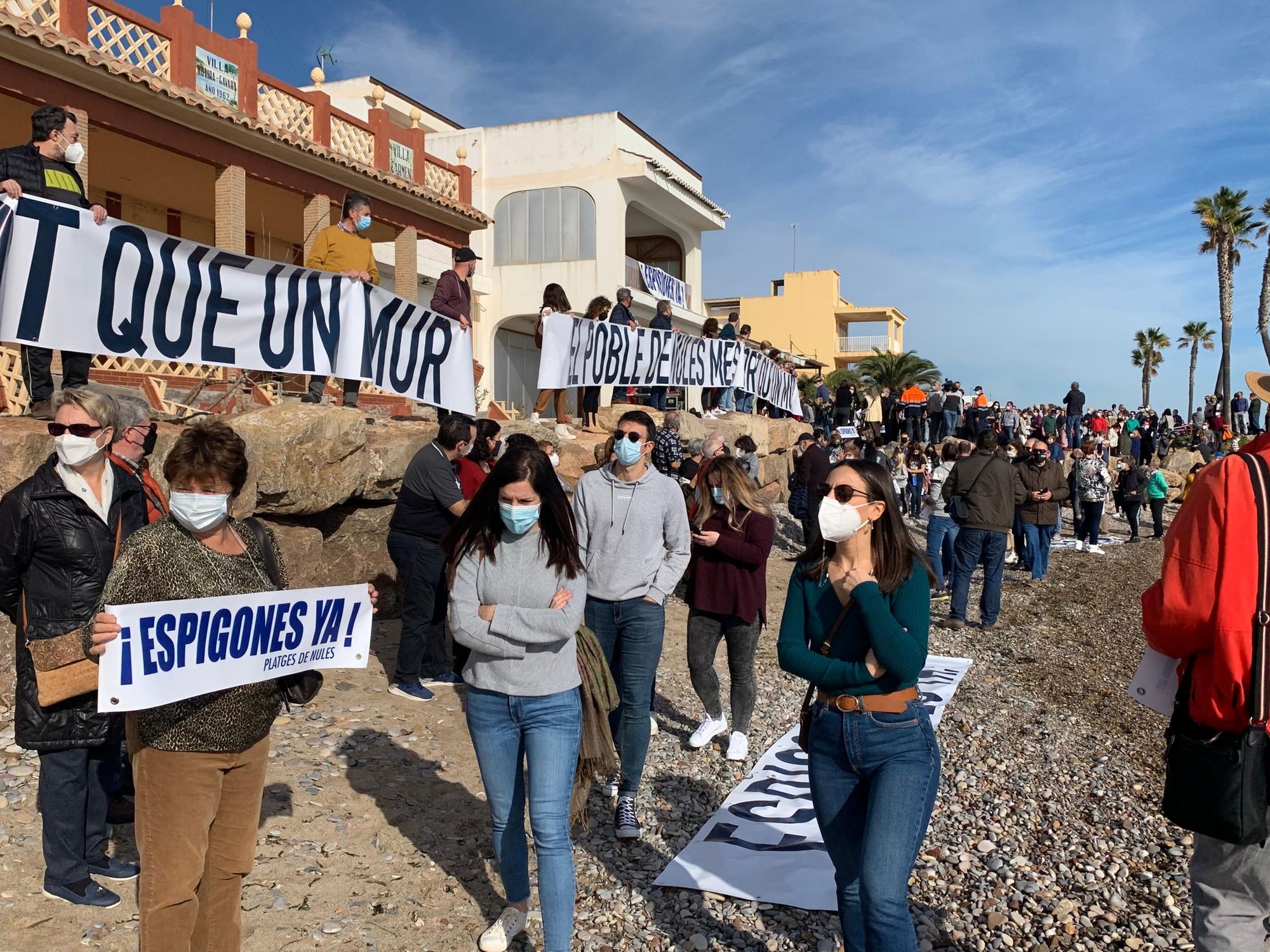 Movilización en la playa de Nules para exigir los espigones