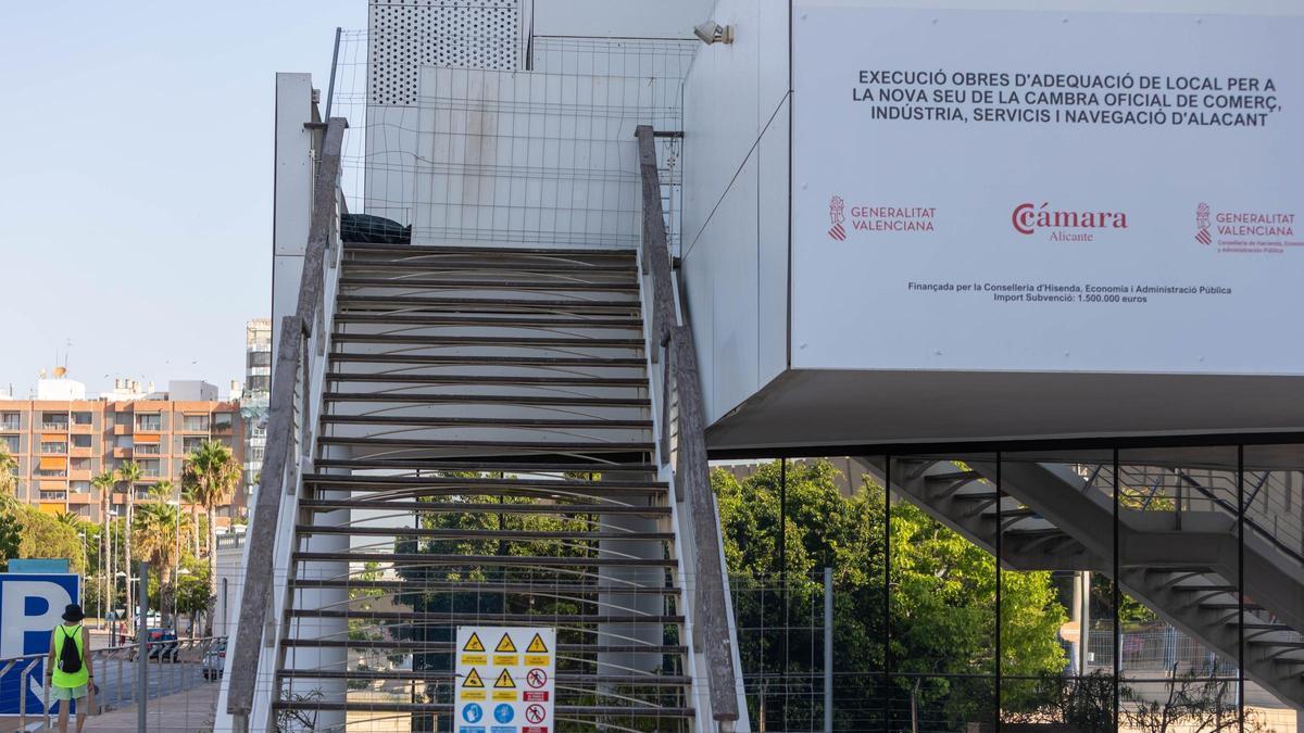Obras sin licencia paralizadas en el puerto de Alicante para albergar la sede de la Cámara de Comercio.