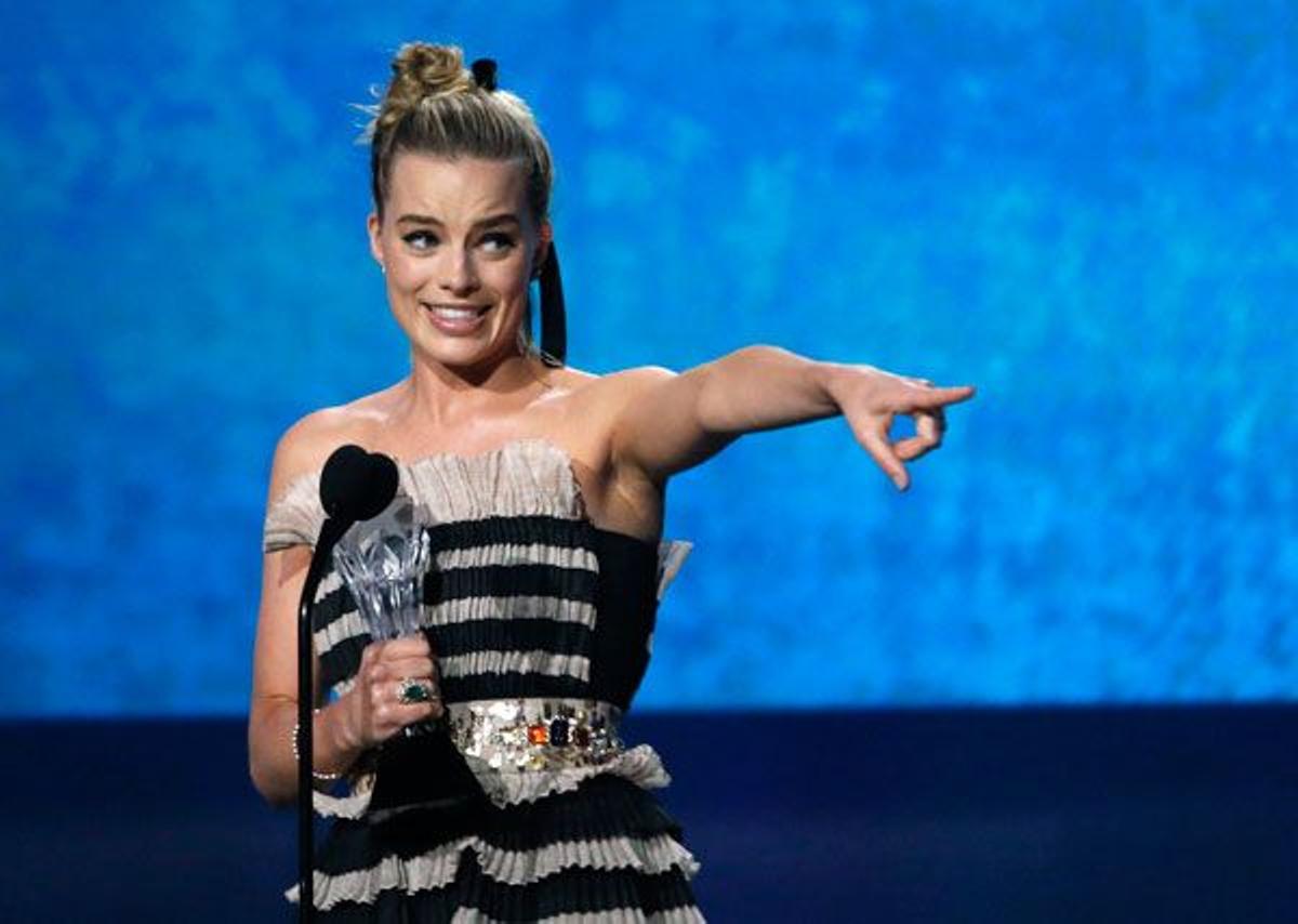 Critics' Choice Awards 2018: Margot Robbie recogiendo su premio