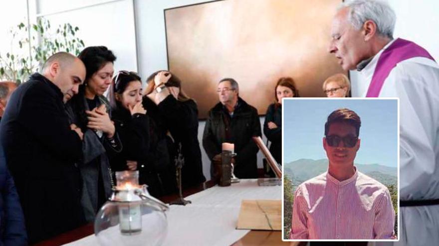 En el centro, abrazados, los padres de Junior Varela, Rodolfo Varela y Claudia Mena, y a su lado, a la izquierda, su hermana pequeña, Claudia, ayer, durante el acto de honras fúnebres celebrado a mediodía en la capilla del tanatorio Ciudad de Oviedo. En el recuadro, Junior Varela.