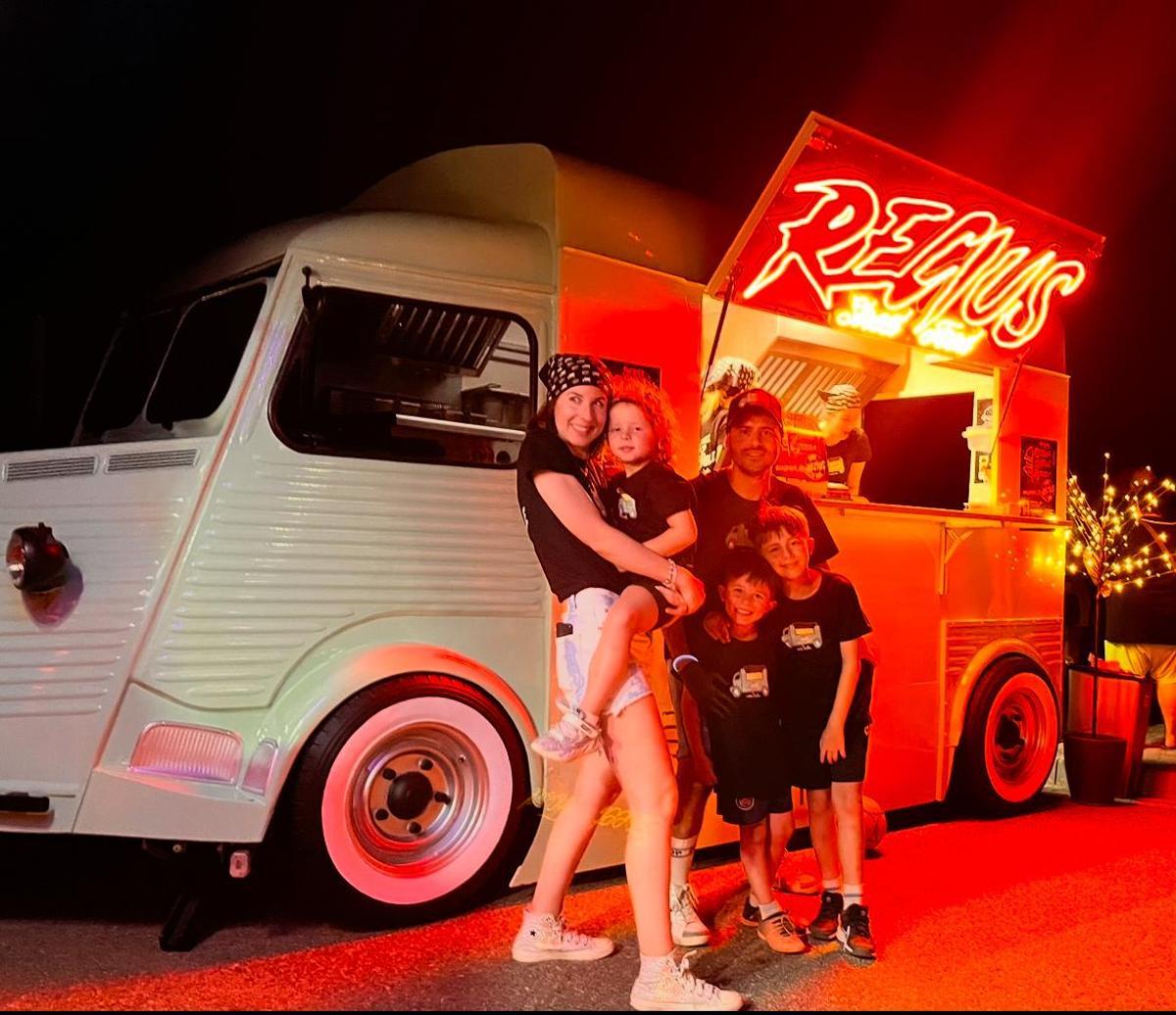 José Luis, Irene y sus tres hijos junto a la foodtruck propia de su negocio