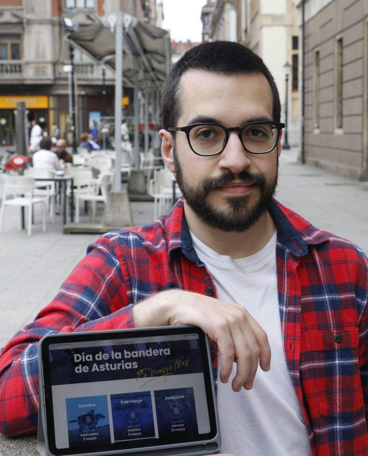 Javi de Castro, en Gijón. En la tablet, la página de su webcómic. | Marcos León